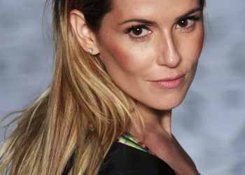 A beleza dos 40. Deborah Secco assume sardas e aparece sem maquiagem