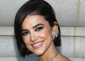 Manu Gavassi reaparece nas redes sociais após sumiço