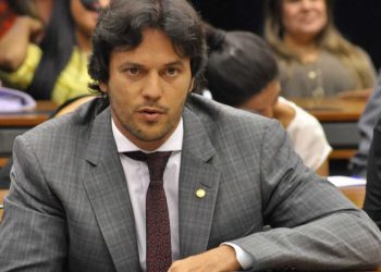 Bolsonaro recria Ministério das Comunicações e entrega a Fábio Faria
