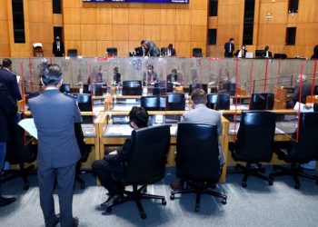 Deputados estaduais aprovam multa para quem furar fila da vacina no ES