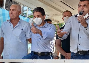 Arnóbio visita  obra de calçamento em comunidade rural de Pinheiros
