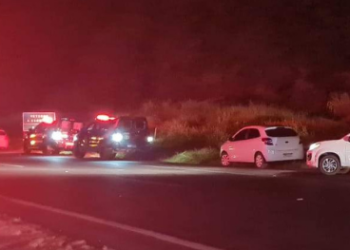 Ônibus com mais 50 detentos é atacado por homens armados na BR-101 e um interno morre