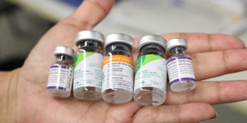 Dois anos de pandemia: após pico da Ômicron, avanço na vacinação pode bloquear vírus