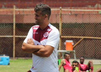 Após tentativa de agressão a bandeirinha, Desportiva demite técnico Rafael Soriano