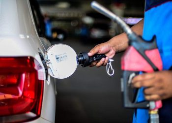 Preço da gasolina cai R$ 0,25 nas distribuidoras a partir desta sexta-feira