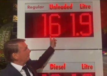 “Uma das mais baratas do mundo”, diz Bolsonaro sobre gasolina do Brasil, em Londres