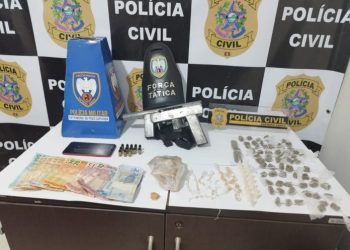 PM PRENDE HOMEM COM DROGAS E SUBMETRALHADORA EM MONTANHA .