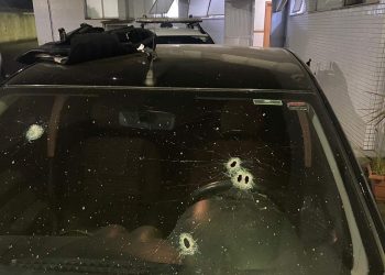 Troca de tiros: criminosos cercam carro de policial penal e um deles acaba morto na Serra