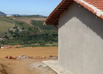 EM SÃO GABRIEL DA PALHA PREFEITO ACOMPANHA CONSTRUÇÃO DE CASAS POPULARES .