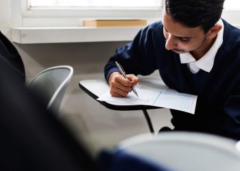 ES tem mais de 440 vagas abertas em concursos com salários de até R$ 33 mil