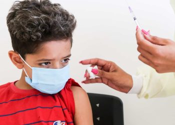 1 em cada 3 pais crê que vacina contra Covid não protege seus filhos, diz Ipec