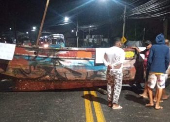 Protesto: pescadores colocam barco no meio da pista e fecham rodovia na Serra