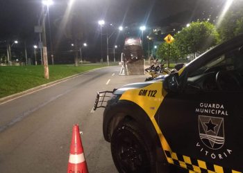 Homem tenta atropelar guarda municipal, que revida com tiro de fuzil