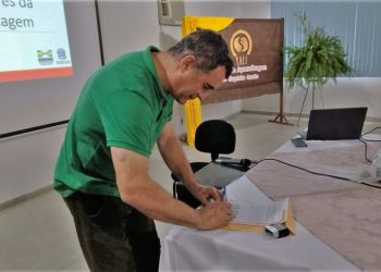 Prefeito assina Pactuação de Metas pela Aprendizagem no Espírito Santo