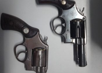PM  APREENDE ARMAS EM NESTOR GOMES E DETEM UMA PESSOA .