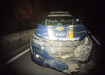 Viatura da PRF é atingida por caminhão roubado durante abordagem em Viana