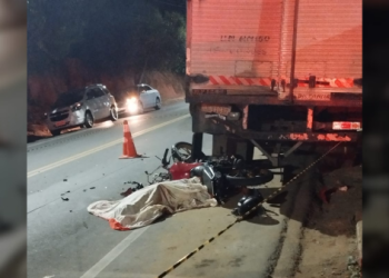 Motociclista morre ao bater em caminhão estacionado em São Gabriel da Palha