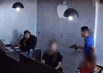 Ladrões trancam vítimas no banheiro e roubam R$ 100 mil em celulares na Serra