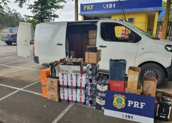 PRF apreende mais de mil litros de bebida com nota fiscal irregular no ES
