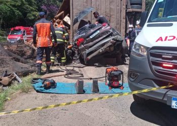 Babá ficou 3 horas presa às ferragens após carreta tombar em carro na BR-262