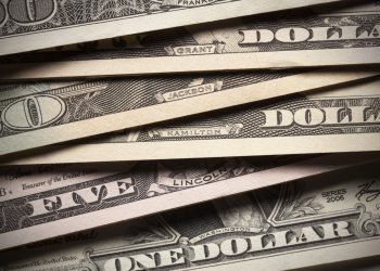 Mercado aumenta projeções de cotação do dólar em 2024, 2026 e 2027, diz Focus