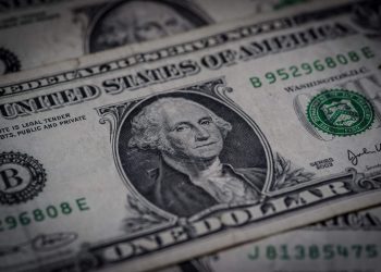 Dólar cai com BCs no radar e petróleo forte