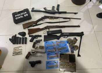 Armas  e munições apreendidas durante operação em São Mateus