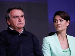 Bolsonaro cita hipótese de Michelle concorrer à Presidência e depois recua