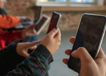 Lei que proíbe celular nas escolas é sancionada; veja como funciona no ES