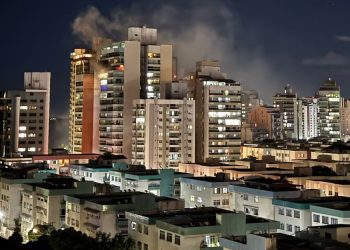 Apartamento pega fogo no ES; chamas começaram no ar condicionado, diz morador