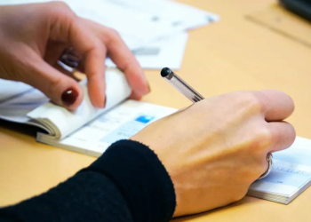 Uso de cheques cai 96% desde 1996, mas movimenta mais de R$ 500 bilhões em 2024