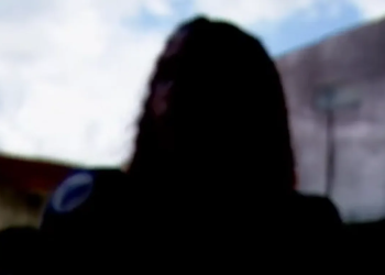 Eletricista tenta jogar companheira do 2º andar e é preso em Vitória