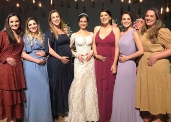 Amigas vão a casamento, tiram foto com a mão na barriga de brincadeira e ficam grávidas juntas meses depois no ES