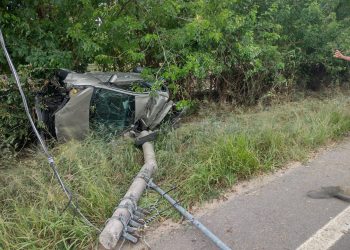 APOSENTADO PERDE CONTROLE DE VEICULO E BATE EM POSTE NO KM 37 