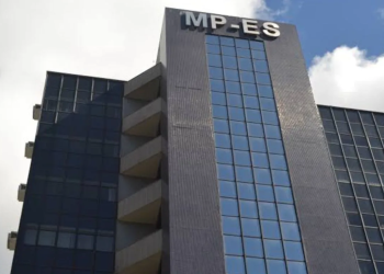 MPES denuncia ex-prefeito e ex-secretária e pede bloqueio de R$ 8 milhões