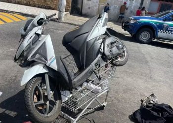 Homens são flagrados furtando motocicleta e colocando em carrinho de supermercado no ES