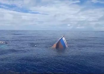 Barco naufraga e pai e filho ficam 9 dias à deriva no ES; um pescador está desaparecido