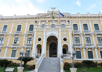 Governo do ES anuncia reajuste de salário e auxílio-alimentação dos servidores