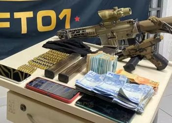 xMãe e filho são detidos com fuzil e mais de R$ 19 mil em Vitória