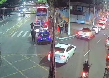 Motorista de ônibus com estudantes se envolve em acidente e é flagrado no bafômetro em Vitória