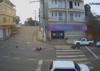 carro invade contramão e arremessa motociclista no ES