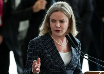 Encontro de Lula e Trump destravou tarifaço e abriu diálogo sobre Magnitisky, diz Gleisi