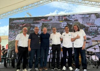 Um Gesto Histórico: Prefeito Marcus Batista Une Passado e Presente em Reconhecimento pela Medicina da UFES