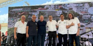 Um Gesto Histórico: Prefeito Marcus Batista Une Passado e Presente em Reconhecimento pela Medicina da UFES