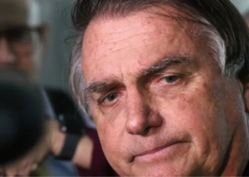 Defesa pede que Bolsonaro deixe a prisão e seja internado para passar por cirurgias