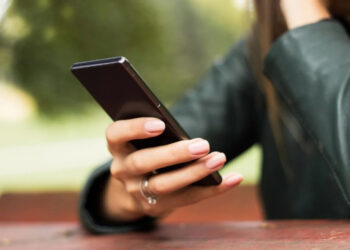 Com ciúmes de mensagens de parabéns, homem agride companheira em Viana