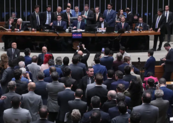 Comissão da Câmara começa a analisar relatório do fim da jornada 6X1