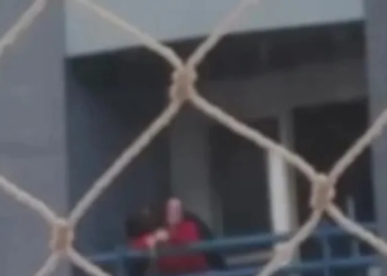 Casal transa na sacada e vizinhos acionam a polícia: “Então não olhem”