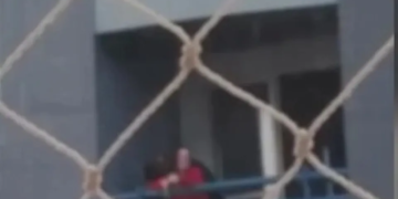 Casal transa na sacada e vizinhos acionam a polícia: “Então não olhem”