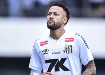 Neymar trata lesão no CT, enquanto Santos estuda homenagem antes da seleção